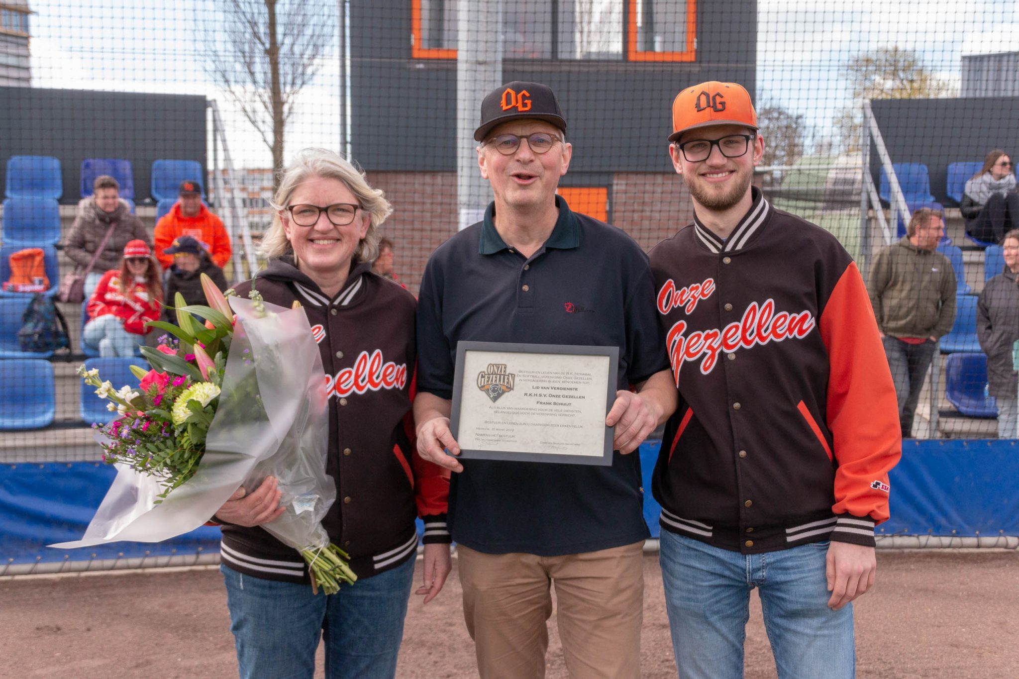 Frank Schuijt benoemt tot Lid van Verdienste Onze Gezellen Honk en Softbal Frank Schuijt benoemt tot Lid van Verdienste Onze Gezellen Honk en Softbal