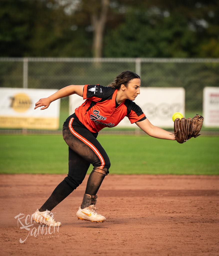 Sarah en Yarah naar dames 1 en het WK U10 in Peru Onze Gezellen Honk en Softbal Sarah en Yarah naar dames 1 en het WK U10 in Peru Onze Gezellen Honk en Softbal
